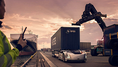 Volvo bewegt Riesencontainer im Hafen von Göteborg autonom in präzisen Bahnen. © Volvo